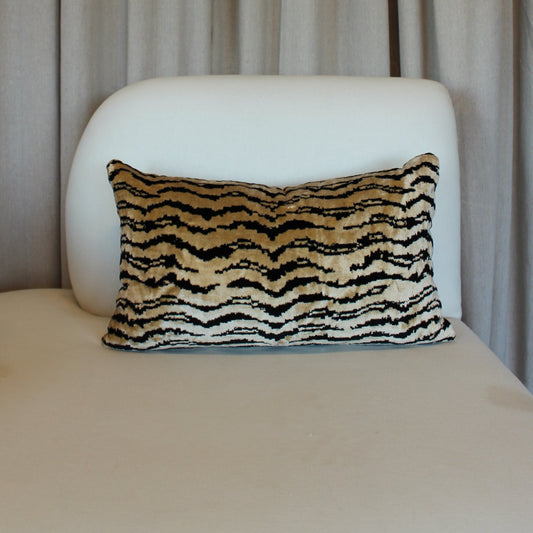 Colefax & Fowler Larsen Kayar in Ebony with Linen Back Pillow Cover